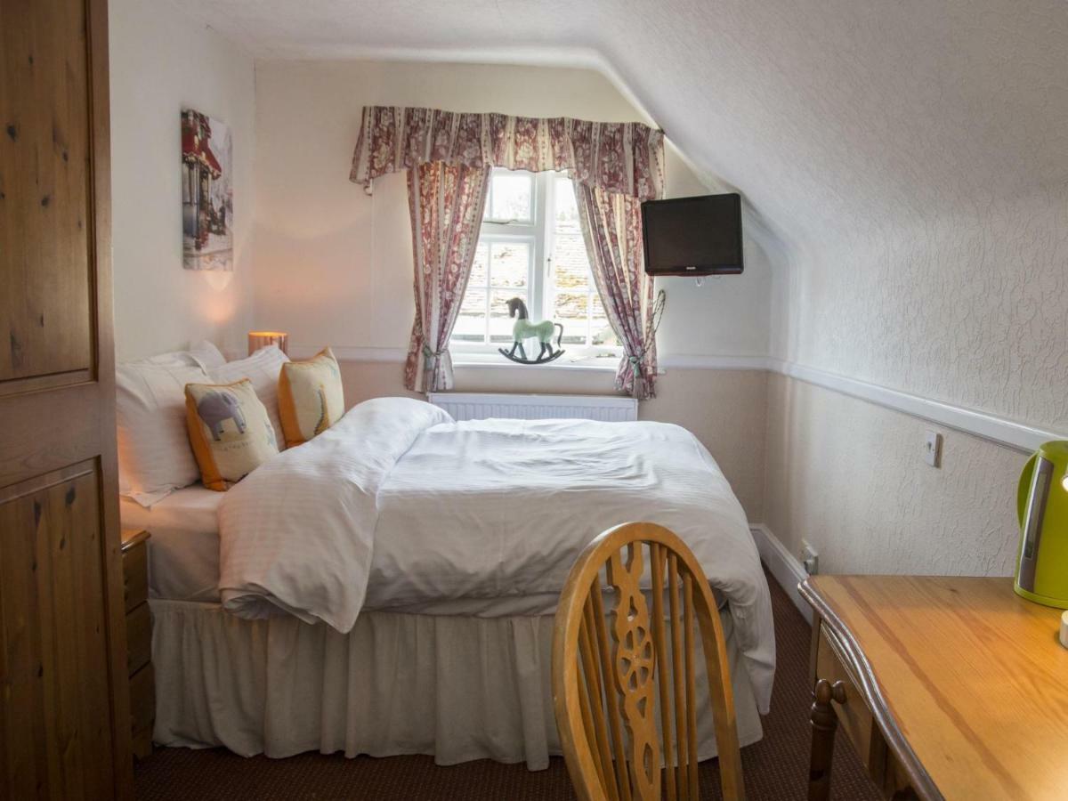 The Swan Inn Fittleworth Room photo