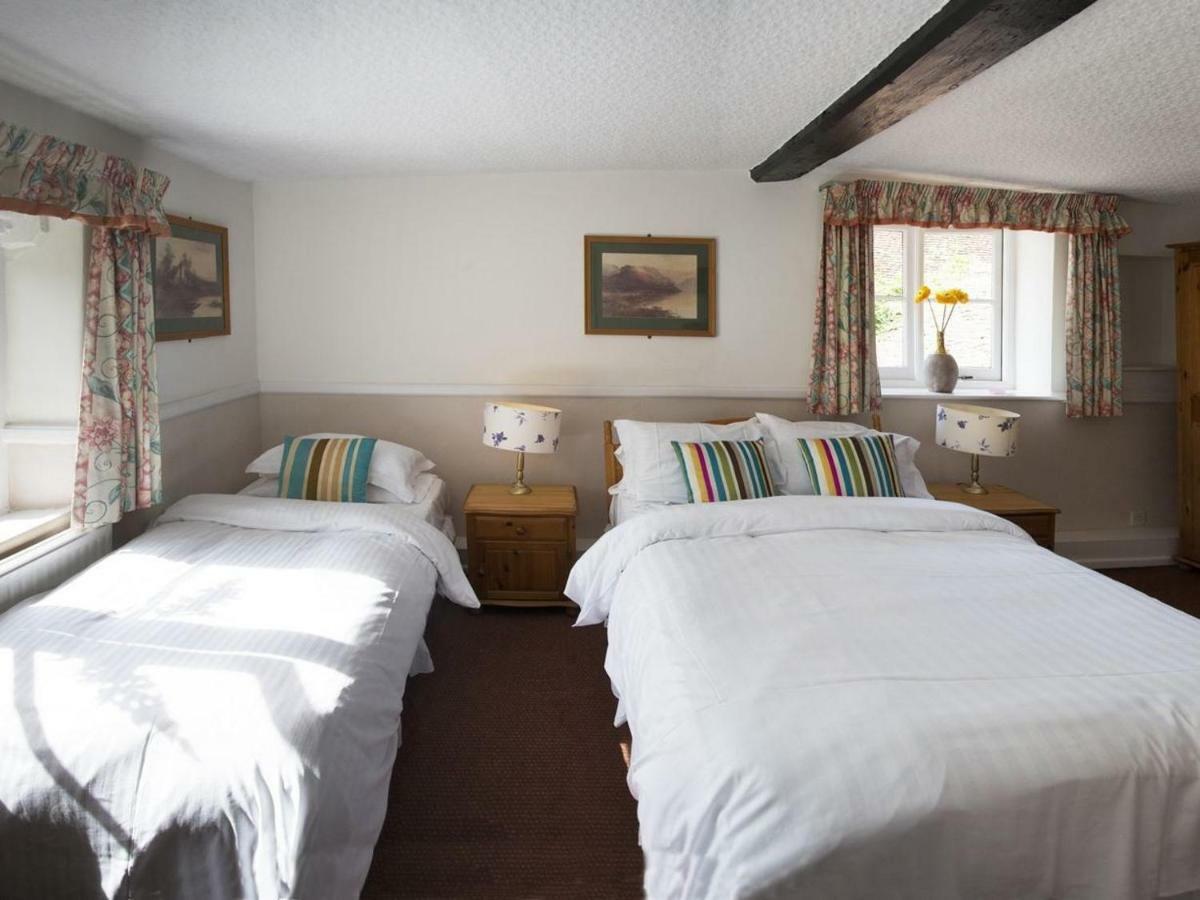 The Swan Inn Fittleworth Room photo