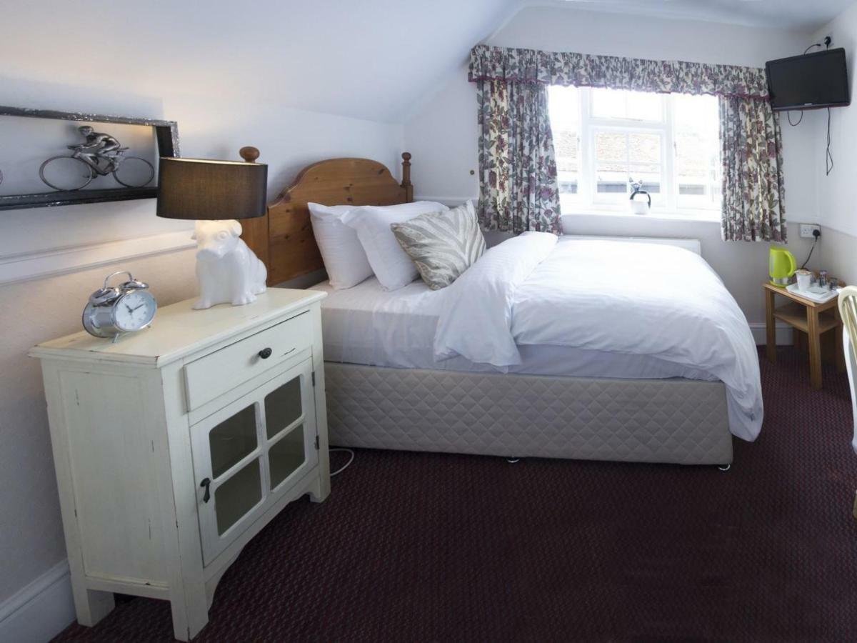 The Swan Inn Fittleworth Room photo