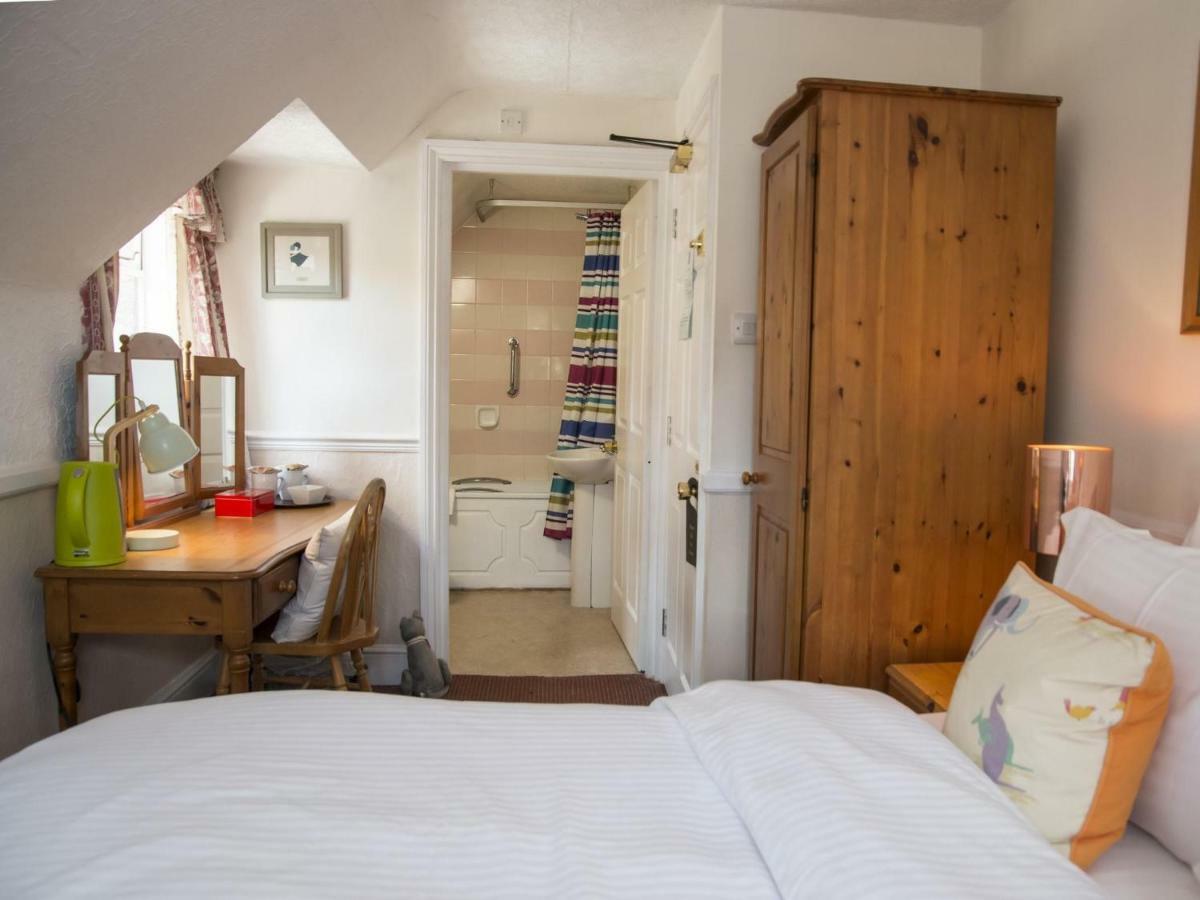 The Swan Inn Fittleworth Room photo