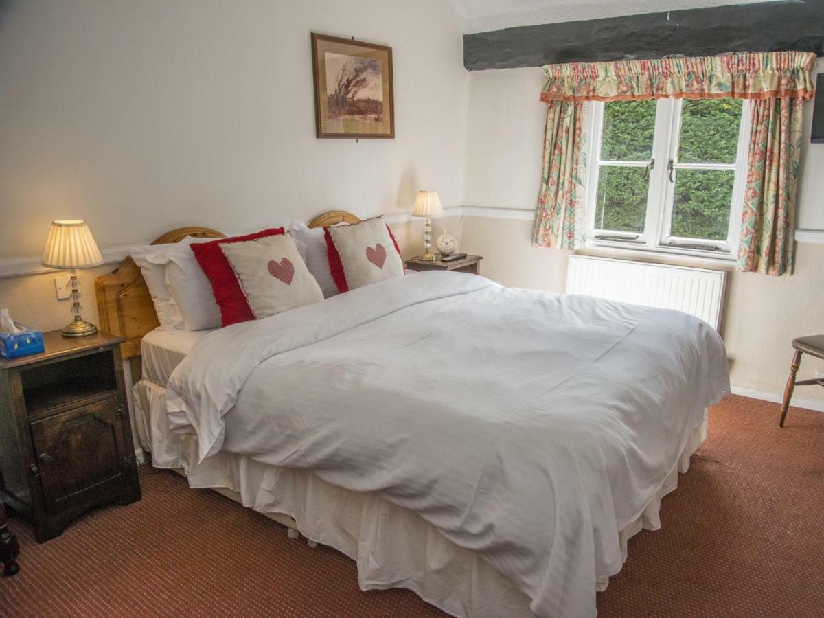 The Swan Inn Fittleworth Room photo