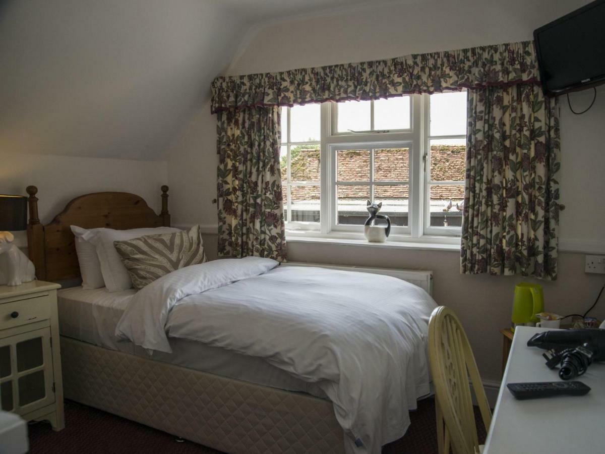 The Swan Inn Fittleworth Room photo